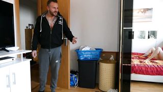 Neue Mitbewohnerin erwischt, durchgefickt und gesquirtet - 3 image
