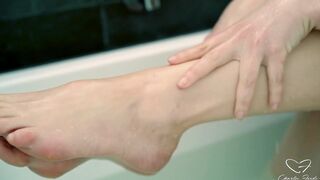 TEASER: Charlie Forde squirts while masturbating in bathtub - 3 image