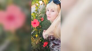 Public squirt in cafe, pretty milf - 2 image