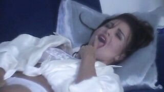 Sexy MIlf sqiertet die Kerze aus Hardcore Solomasturbation - 2 image