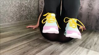 Booty babe in sneakers floods the floor with her juices - 4 image