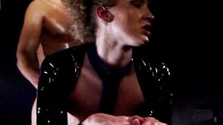 6-Shemales and Woman are wet - Stills and Clips - 5 image