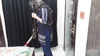 Desi Beautifull Maid Fucked And Sucked By Owner Hindi Talk - 2 image