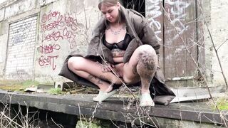 TaraQueen - Outdoor MEGA Piss Squirt in SlowMo - 4 image