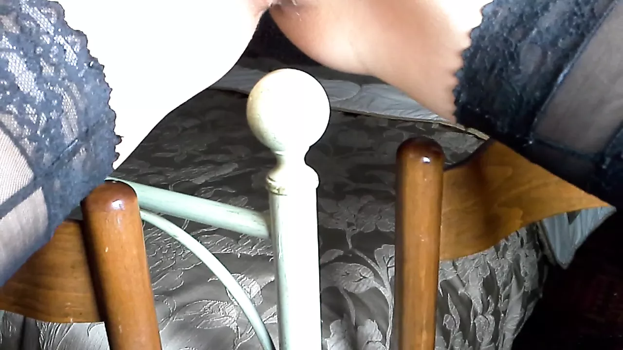 Horny slut fucks the bed knob in her pussy and ass EXTREME watch online