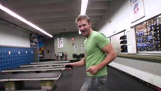 Empregada da Pista de Gelo gosta de Foder Caralhos bem Grandes - 1 image