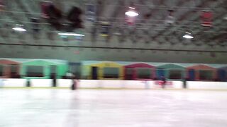 Empregada da Pista de Gelo gosta de Foder Caralhos bem Grandes - 2 image