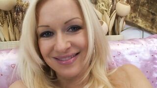 Mulher Madura faz video amador de Foda com homens em troca de $