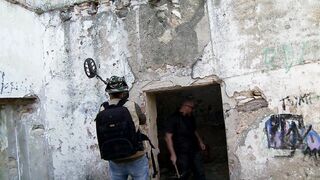 Sexo em Castelo abandonado com mulher desconhecida ela fez Squirt - 2 image
