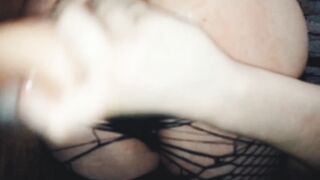 A esta chica le encanta abrirse el ano hasta que le rebalse flujo y que tu la mires masturbandote - 12 image