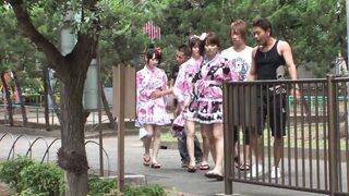 junge Asiatische squirting Gruppensexparty - 1 image
