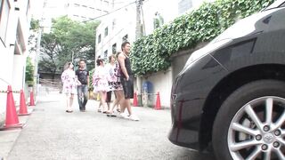 junge Asiatische squirting Gruppensexparty - 2 image