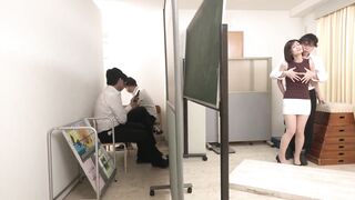 Yumiko Mitsuse, a married woman teacher who gets 10 times wet in a climax class where she can't make a voice - 11 image