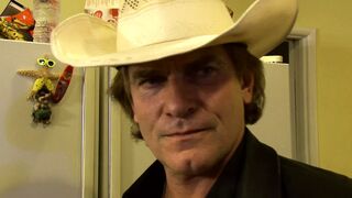 Teen squirtet waehrend hartem fick ab