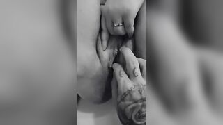 Salope bbw gicle en noir et blanc - 9 image