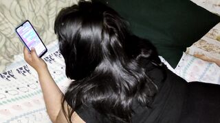 mi hermanastro me descubre hablando con chicos en tinder y le chupo toda la verga para que no hable