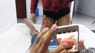 Su hermanastra le pide que le tome fotos calientes para una audicion - 3 image