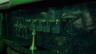 TRIO ANAL EN LIMOUSINE CLEMENCE & BLONDE AUX SEINS ENORMES - 5 image