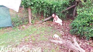 La perra de katrinapunk es cojida por dos hermanos que la tenian atada en el patio - 11 image