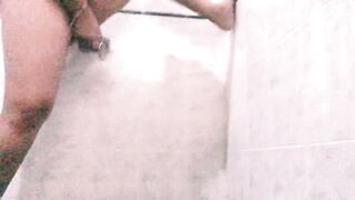 Hermosa joven en la ducha de un motel masturbandose sola con enorme dildo - 10 image