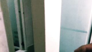 Hermosa joven en la ducha de un motel masturbandose sola con enorme dildo - 11 image