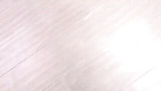 Hermosa joven en la ducha de un motel masturbandose sola con enorme dildo - 14 image