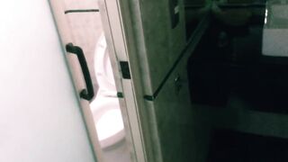 Hermosa joven en la ducha de un motel masturbandose sola con enorme dildo