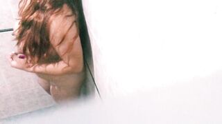 Hermosa joven en la ducha de un motel masturbandose sola con enorme dildo - 4 image