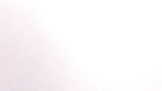 Hermosa joven en la ducha de un motel masturbandose sola con enorme dildo - 7 image