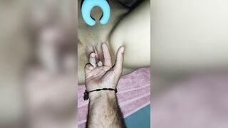 Ele me ajudou a gozar e esguichar com os dedos enquanto eu me masturbava com o vibrador