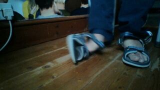 shoeplay in flip flops