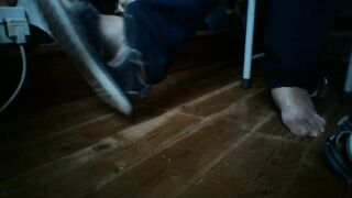 shoeplay in flip flops