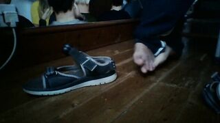 shoeplay in flip flops