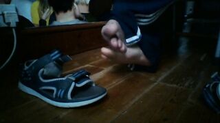 shoeplay in flip flops