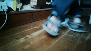 shoeplay in flip flops