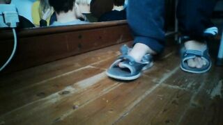 shoeplay in flip flops