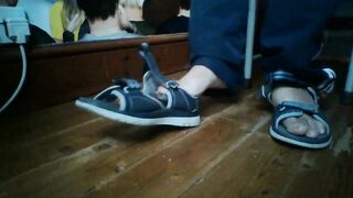 shoeplay in flip flops