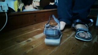 shoeplay in flip flops