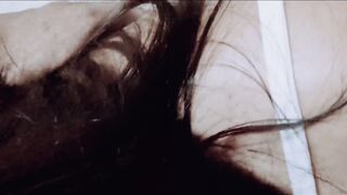 mi se arrodilla y me la chupa, luego me hace feliz