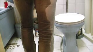 Daddy likes piss! Teen stepdaughters do it for him!