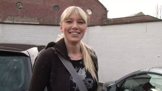 Blonde 18 jaehrige kommt zum date und masturbiert!