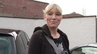 Blonde 18 jaehrige kommt zum date und masturbiert! - 2 image