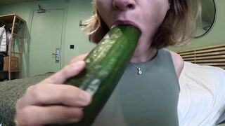 HILDE_FRENCH - JE ME PREND UN CONCOMBRE DANS LE CUL