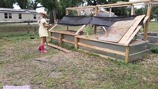 Slutty Garden MILF fucks the Landscaper and SQUIRTS everywhere - 7 image