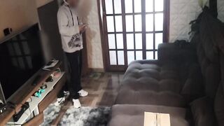 casada safada deixa toalha cair para seduzir entregador!