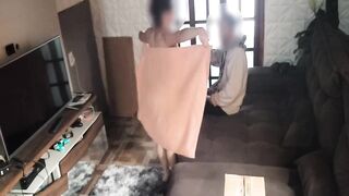 casada safada deixa toalha cair para seduzir entregador!