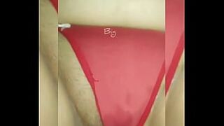 Fico molhadinha, se eu ter tirado a calcinha dela.