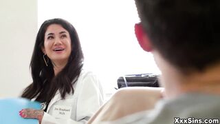 Vanessa Vega and Apollo Banks learn about squirting together in a safe space - 3 image