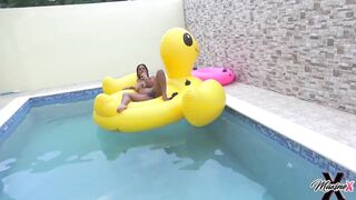Take a look at this solo masturbation clip... it's Maxine relaxing and taking her time masturbating on her big rubber ducky until reaching to orgasm and squirt really fucking hard! - 15 image