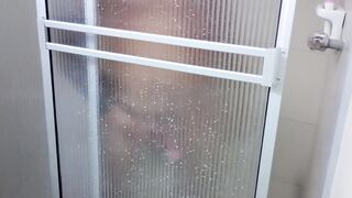 A delicious bath with my cute stepsister and I cum in her mouth. - 3 image